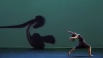Ces danseurs jouent avec les ombres chinoises. Le résultat est à couper le souffle