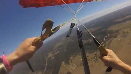 En plein vol de parachute, cet homme va frôler la catastrophe. Comment va t-il s'en sortir ?