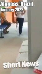 شاهد امرأة تربط صديقها بحبل لإجباره على تلقي اللقاح