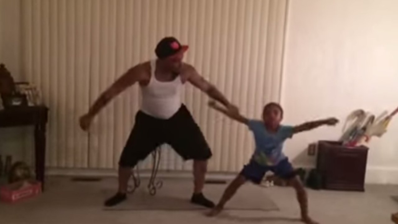 Cette fillette et son père dansent ensemble. Une chorégraphie endiablée !