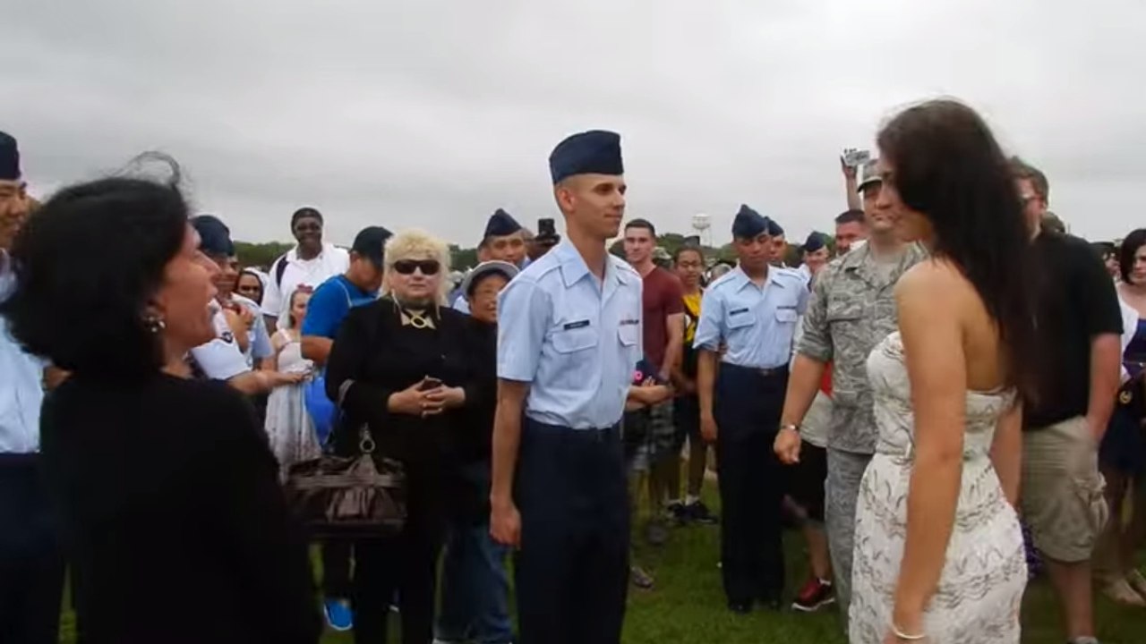 Ce jeune militaire a fait une demande en mariage incroyable avec l'aide de son beau-père. Vous n'allez pas y croire