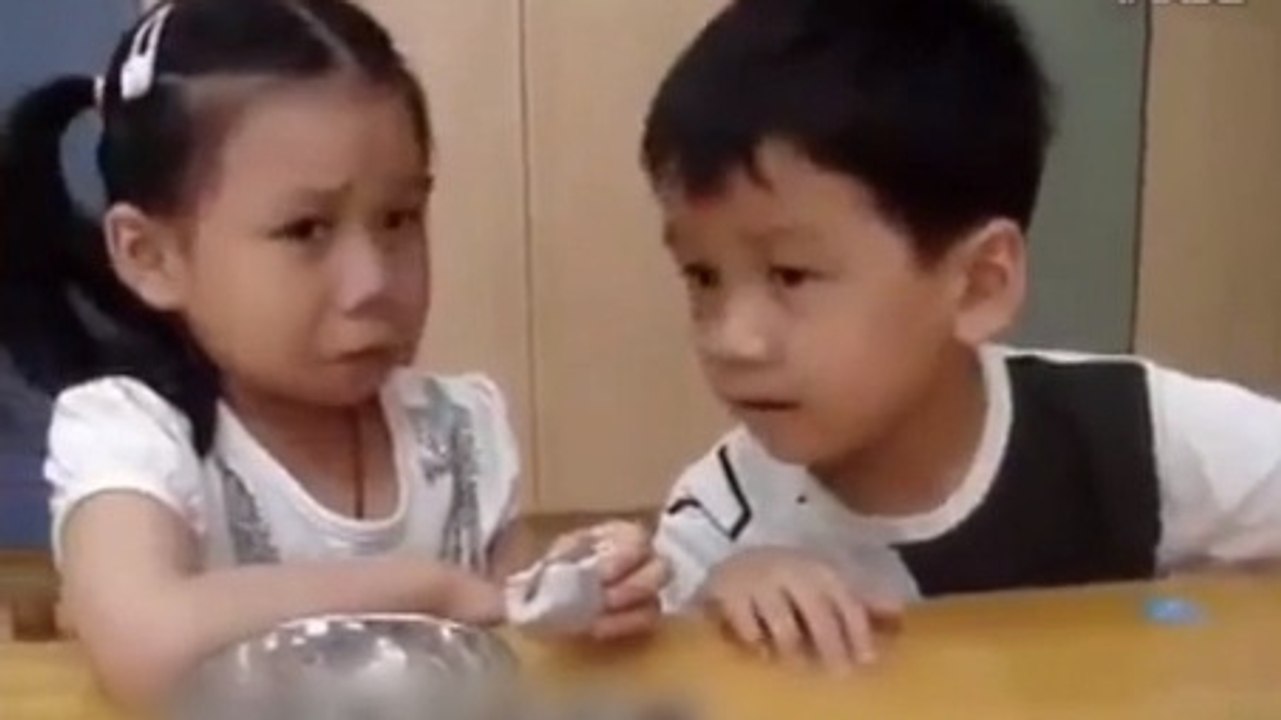 Cette petite fille panique le jour de sa rentrée en maternelle. mais son frère est là pour la rassurer