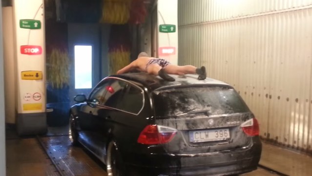 Cet homme s'est livré a une expérience totalement loufoque dans un lavage automatique. Vous n'allez pas en revenir