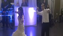 Ces jeunes mariés s'adonnent à une première danse incroyable. Leurs invités ne sont pas prêts d'oublier cette surprise