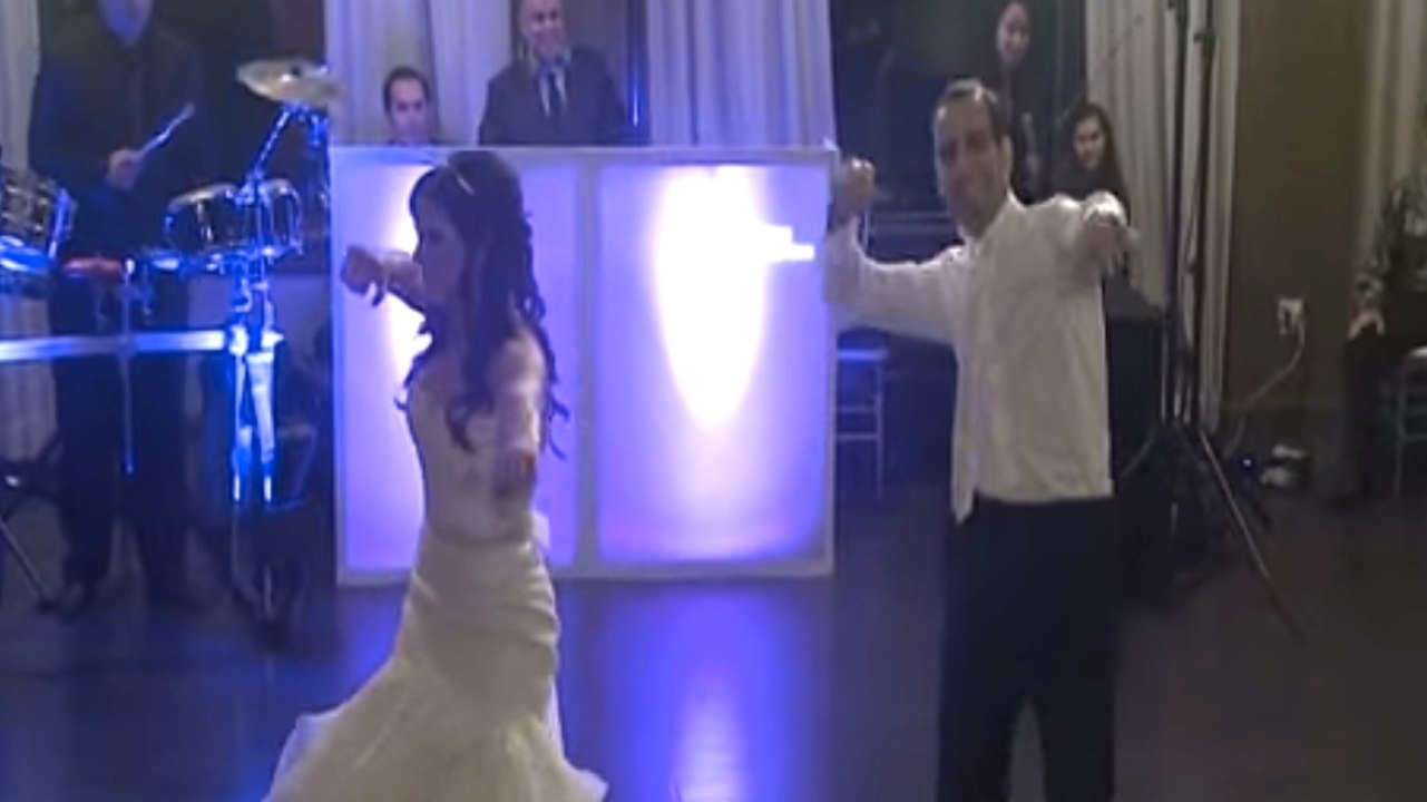 Ces jeunes mariés s'adonnent à une première danse incroyable. Leurs invités ne sont pas prêts d'oublier cette surprise