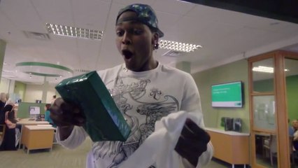 Ces personnes reçoivent d'incroyables cadeaux de la part d'un distributeur à billets. Une initiative très généreuse