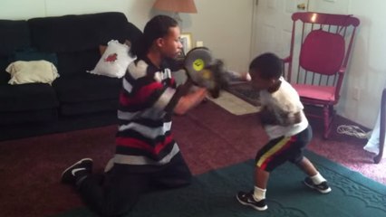 A 5 ans, ce petit est déjà un pro de la boxe. Découvrez ce talent brut