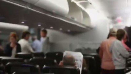 Les passagers de cet avion ont assisté à une fuite d'eau en plein vol. Ils ont eu la peur de leur vie
