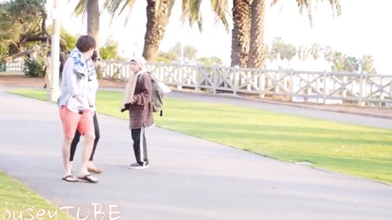 Un enfant fait la manche dans la rue. Comment vont réagir les passants ?