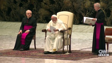 Papa'nın duasını böldü... "Kilise Tanrı'nın istediği gibi değil" diye bağırdı