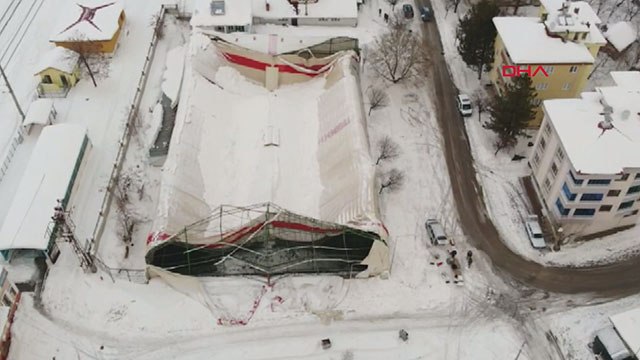 Kar yükünü taşıyamayan halı saha çatısı çöktü