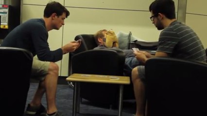 Comment s'occuper dans un aéroport quand on a loupé son vol ? La réponse dans cette vidéo hilarante