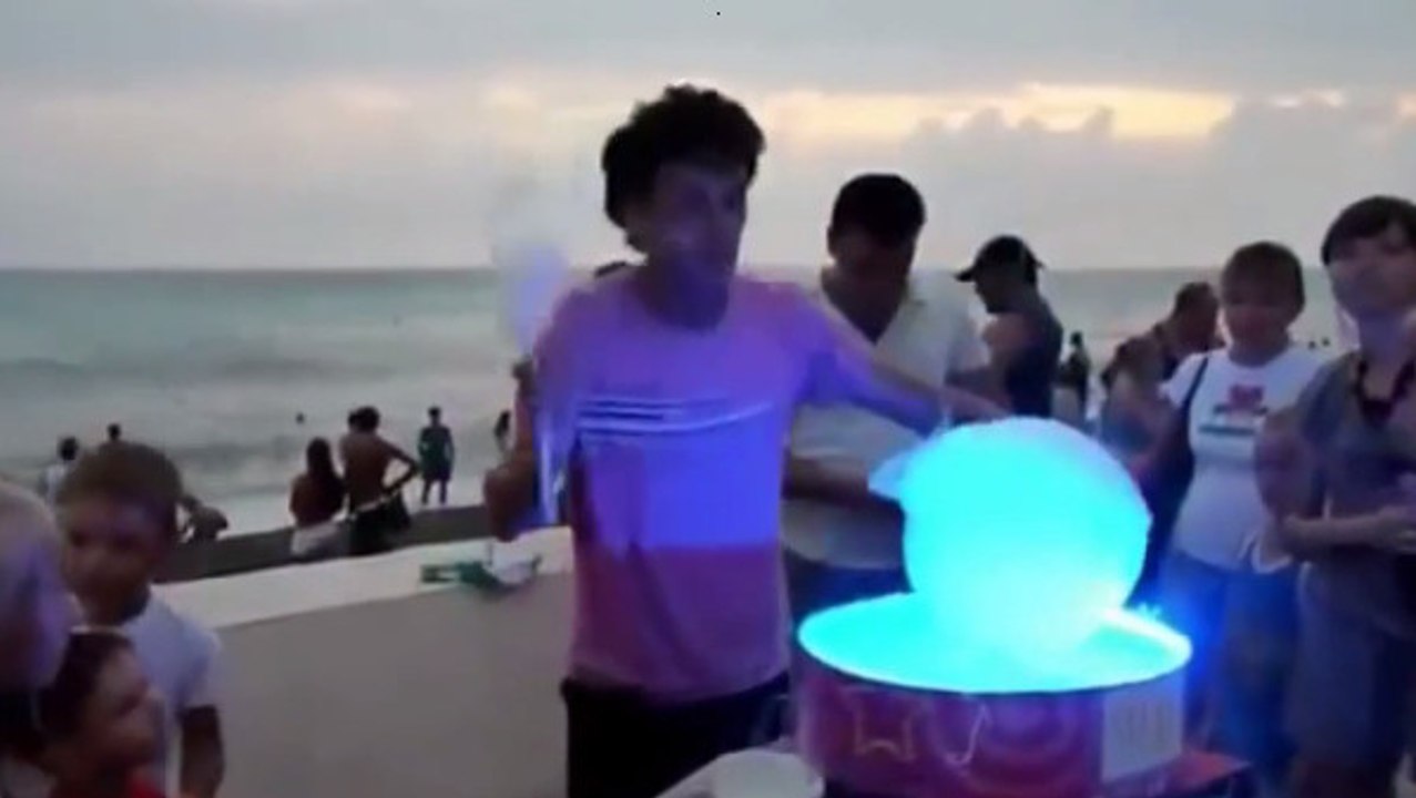 Cet homme sculpte des barbes à papa. Il va vous époustoufler