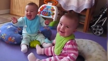Ces deux jumelles sont trop contentes de voir leur père rentrer du travail. Leur réaction est adorable