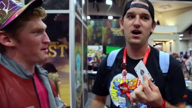 Cet homme fait croire qu'il vient du futur. Et les réactions des passants sont hilarantes !