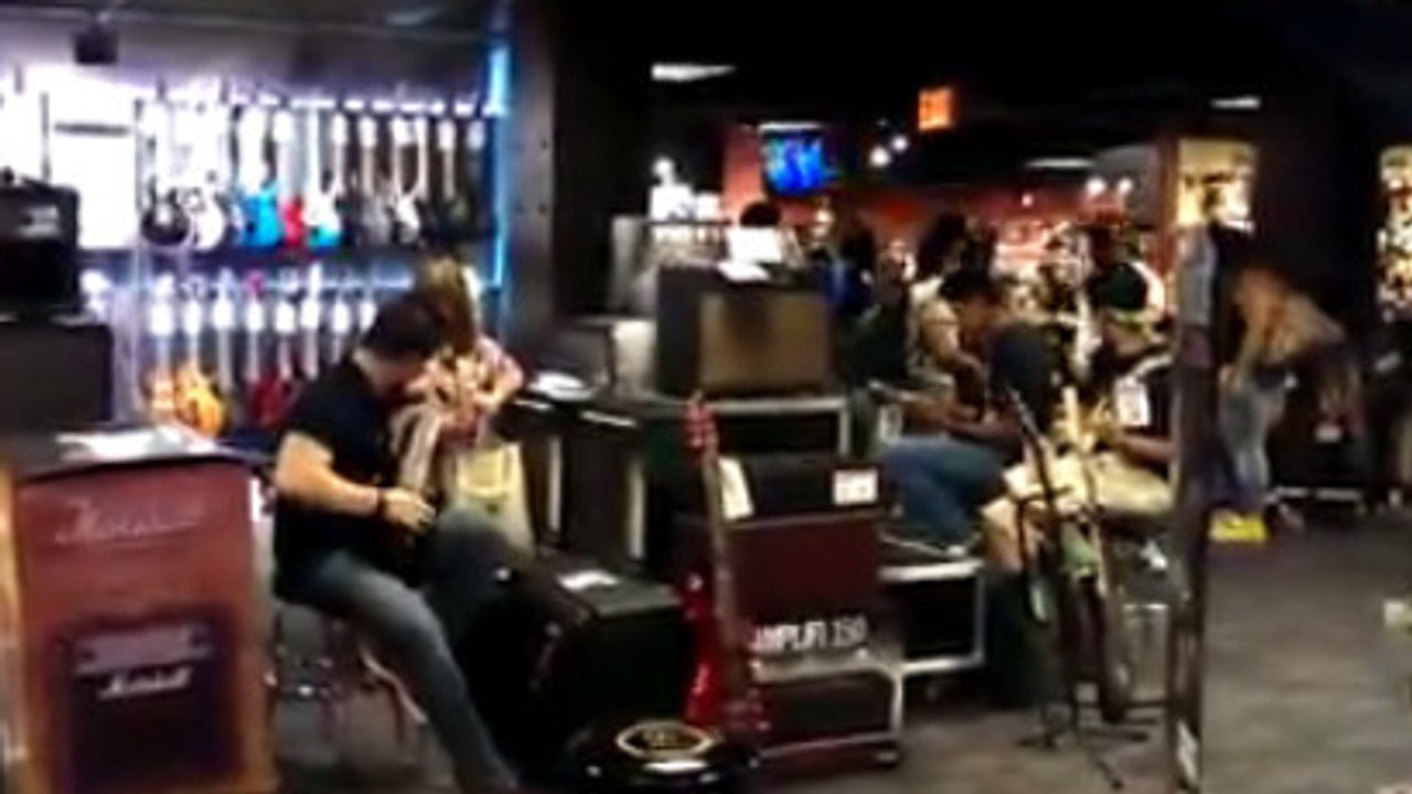 Une ambiance décoiffante dans un magasin de musique. Vous n'allez pas en croire vos oreilles