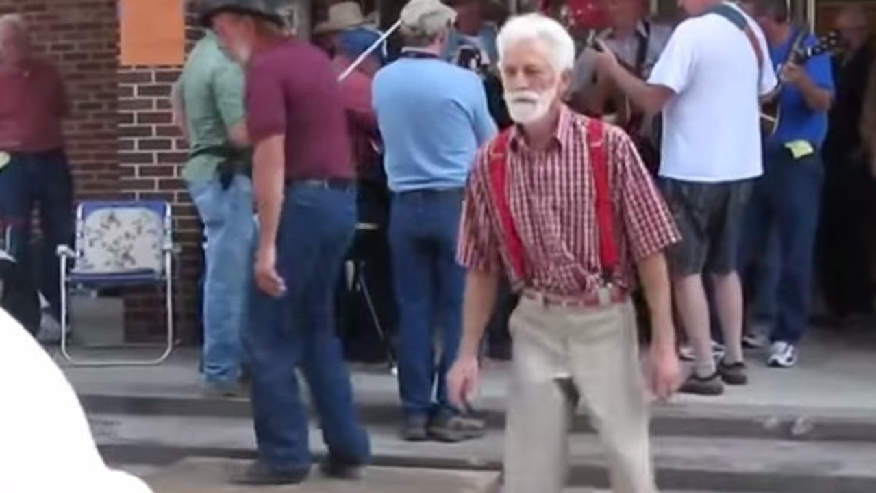 Ces papys s'essaient au hip-hop dans la rue. Un moment totalement loufoque !