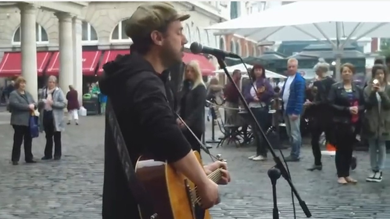 Cet artiste reprend Chasing Cars de Snow Patrol. Une prestation touchante