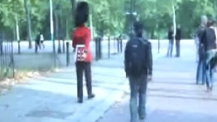Ce touriste n'aurait pas dû se moquer d'un garde royal. Il l'a très vite regretté