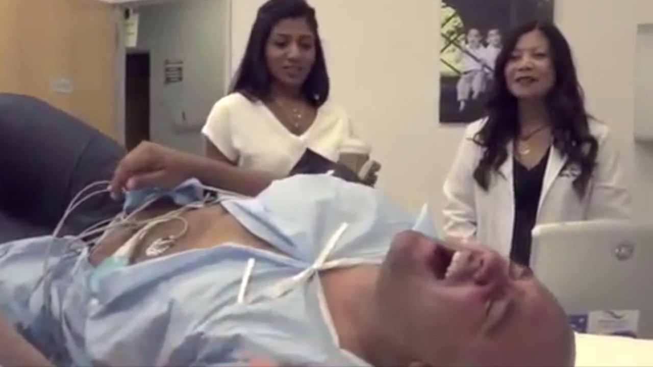 Ces hommes testent la douleur de l'accouchement. Leur réaction vaut le coup d'oeil