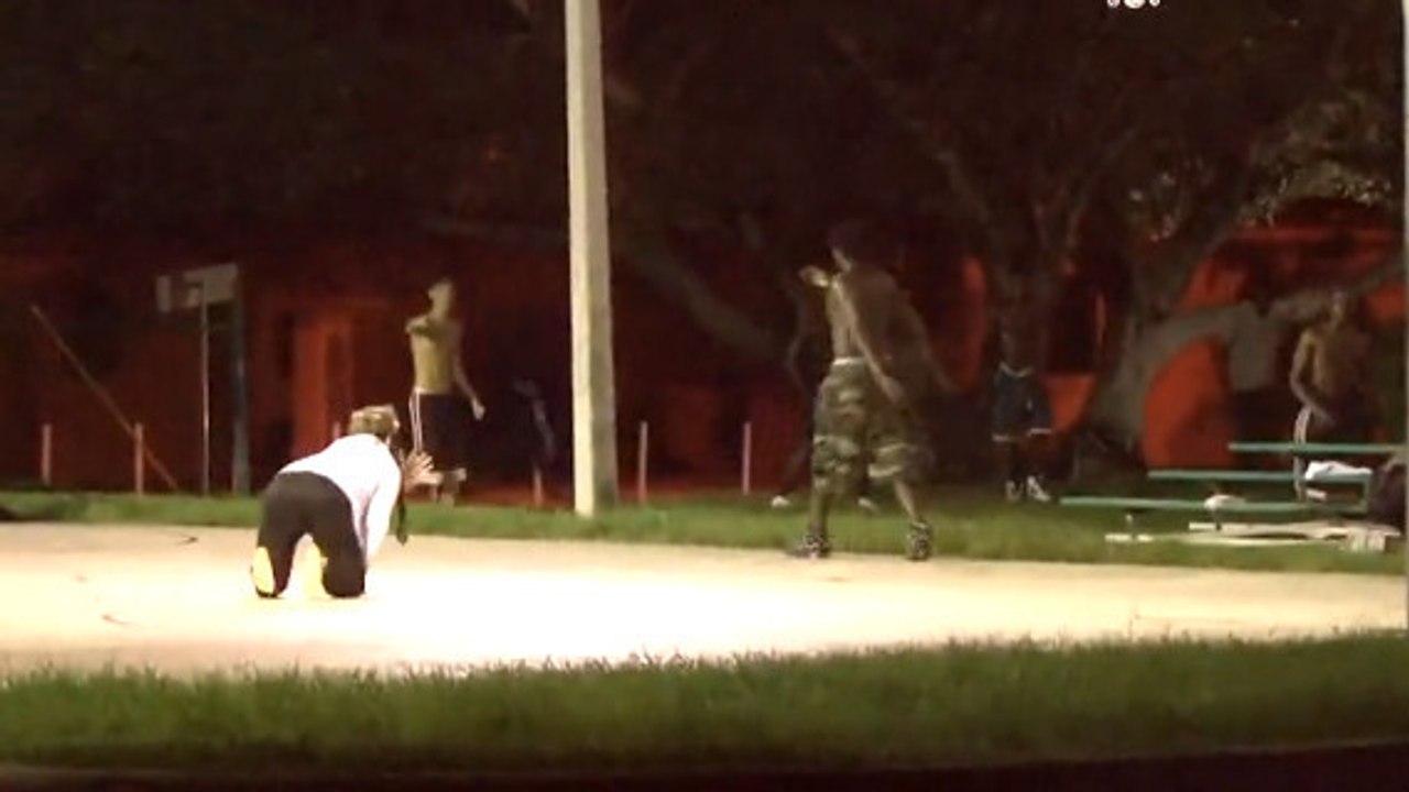 Cet homme reproduit une attaque zombie en pleine ville. Et les réactions des passants sont incroyables !