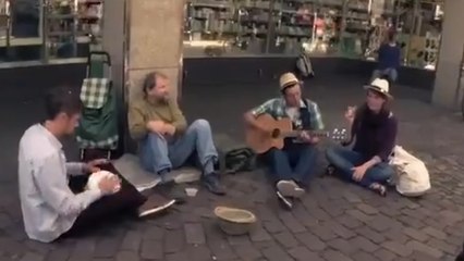 Ces jeunes ont croisé un SDF dans la rue. Et ils ont décidé de lui faire un très beau cadeau
