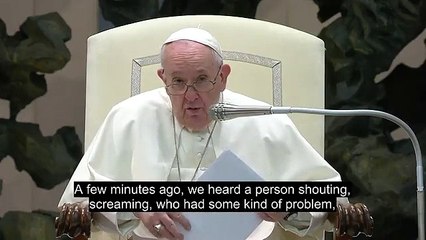 Un hombre le grita a Bergoglio "no más mascarillas en la Iglesia" y este replica "recemos por él"