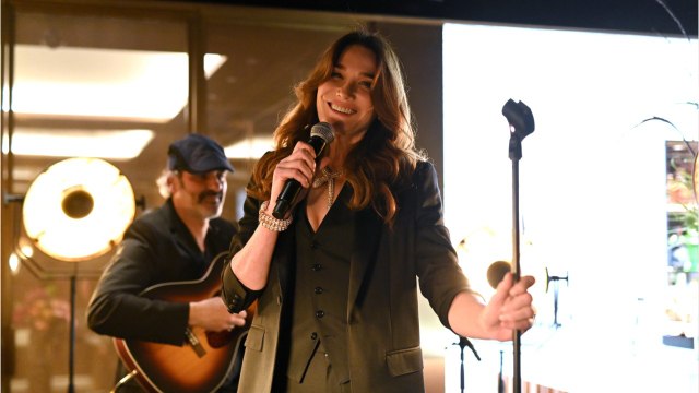 VOICI : Carla Bruni : l'attitude trop mignonne de sa fille Giulia lors de son concert à l'Olympia