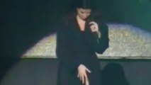 Laura Pausini : sur scène, sa robe dévoile tout !