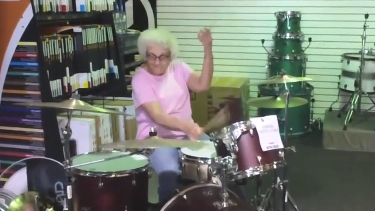 Cette grand-mère a fait un tabac dans ce magasin de musique. Sa prestation à la batterie à bluffé tout les clients