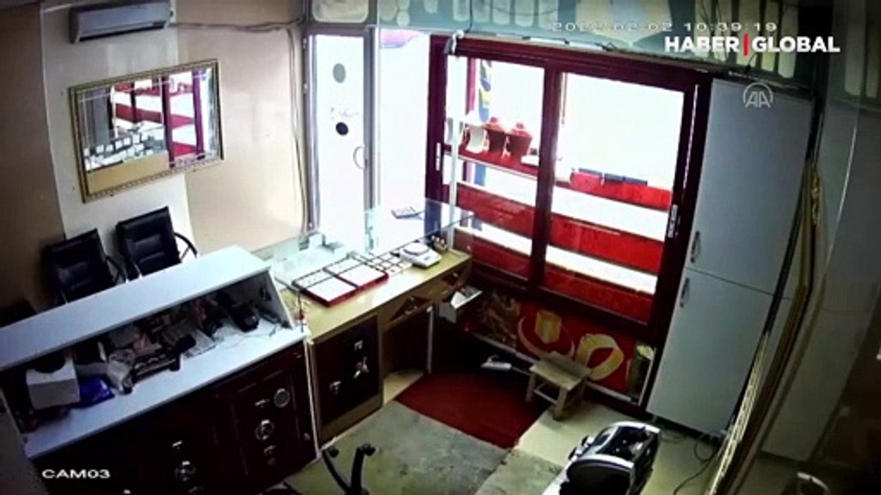 Gaziantep'te silahlı zanlı kuyumcuyu içeri girmeden böyle soydu