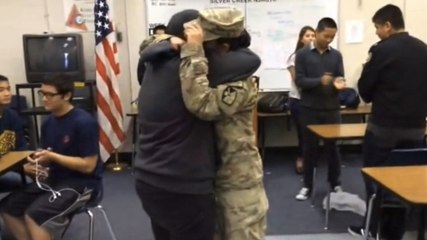 De retour de mission, cette militaire surprend ses proches. Une vidéo pleine d'émotion