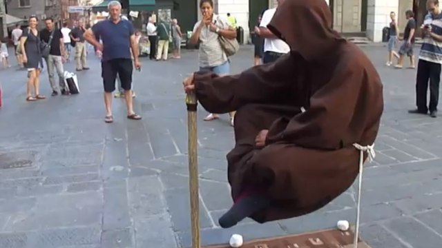 Ce magicien lévite sous les yeux ébahis des passants. Un numéro des plus étonnants