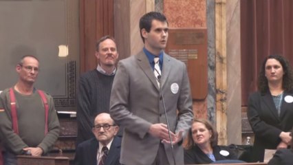 Elevé par deux mères, cet homme réalise un discours bouleversant sur l'homoparentalité