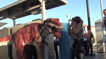 En pleine rue, un dinosaure effraie les passants. Une caméra cachée hilarante