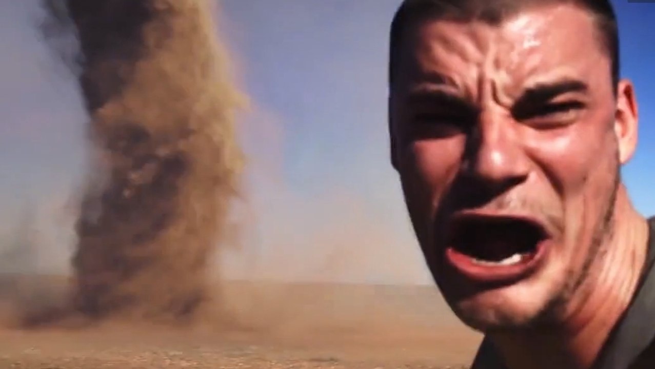 Courir dans une tornade pour prendre un selfie ? Cet homme l'a fait !