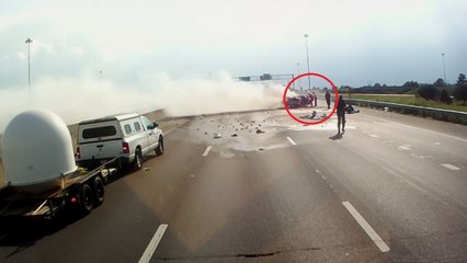 Une grand-mère et un bébé sont sauvés d'une voiture en flammes par cet homme. Un exemple de courage !