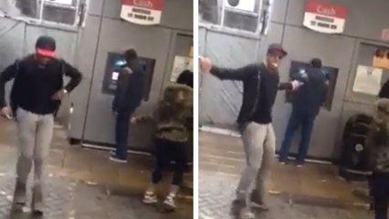 Ce jeune homme fête son jour de paie avec un rituel hilarant. Une joie totalement extériorisée