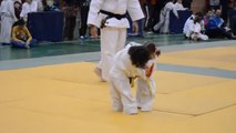 Ces fillettes nous offrent le combat de judo le plus mignon du monde. Elles vont vous faire fondre