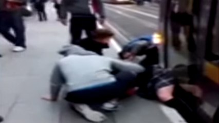 Une jeune femme coincée sous un tramway est sauvée par les passants. Un magnifique geste de solidarité