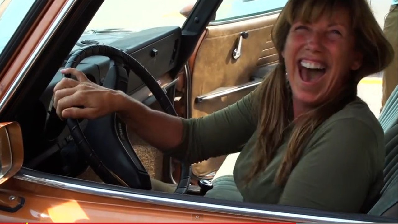 Il offre à sa mère la voiture dont elle a toujours rêvée. Et la réaction de celle-ci est incroyable