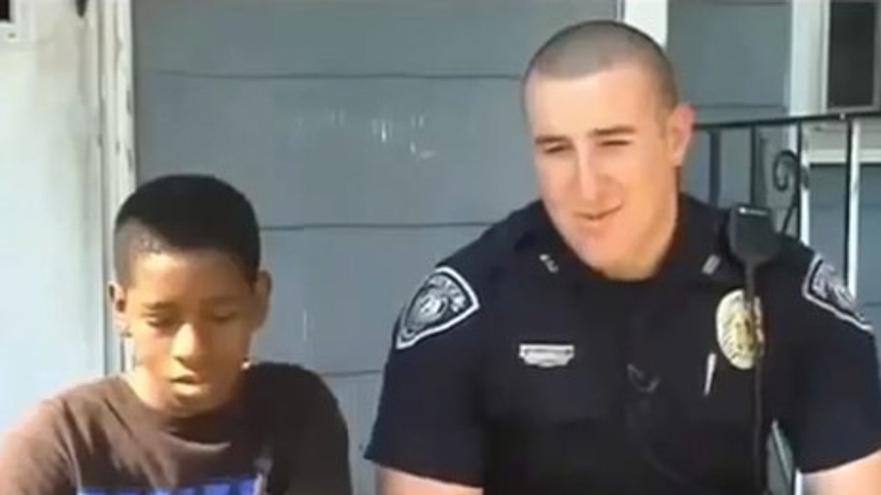 Ce garçon a appelé la police parce qu'il n'avait plus rien. Cet officier a décidé de l'aider