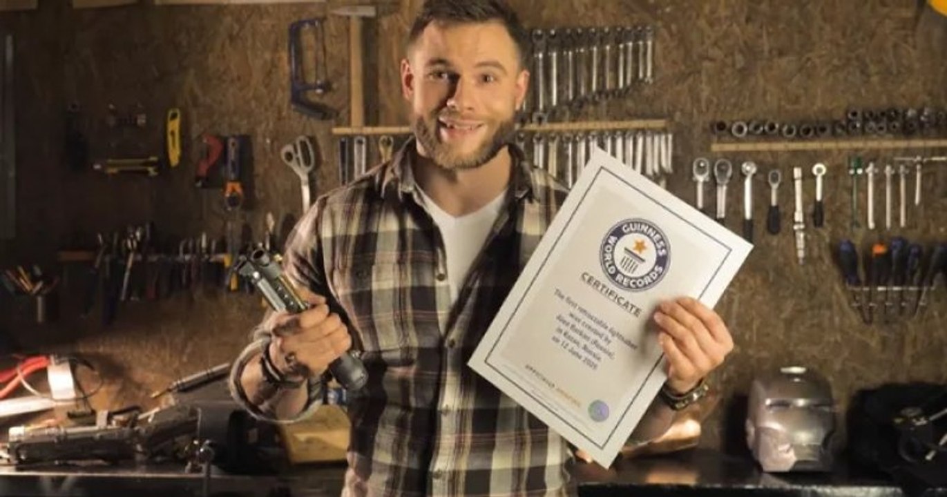 « Un vrai sabre laser dans votre main » : il crée un sabre laser rétractable et entre dans le Livre Guinness des records