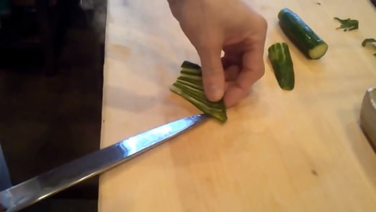 Ce chef cuisinier est totalement hallucinant. Sa maîtrise du couteau va vous laisser perplexe