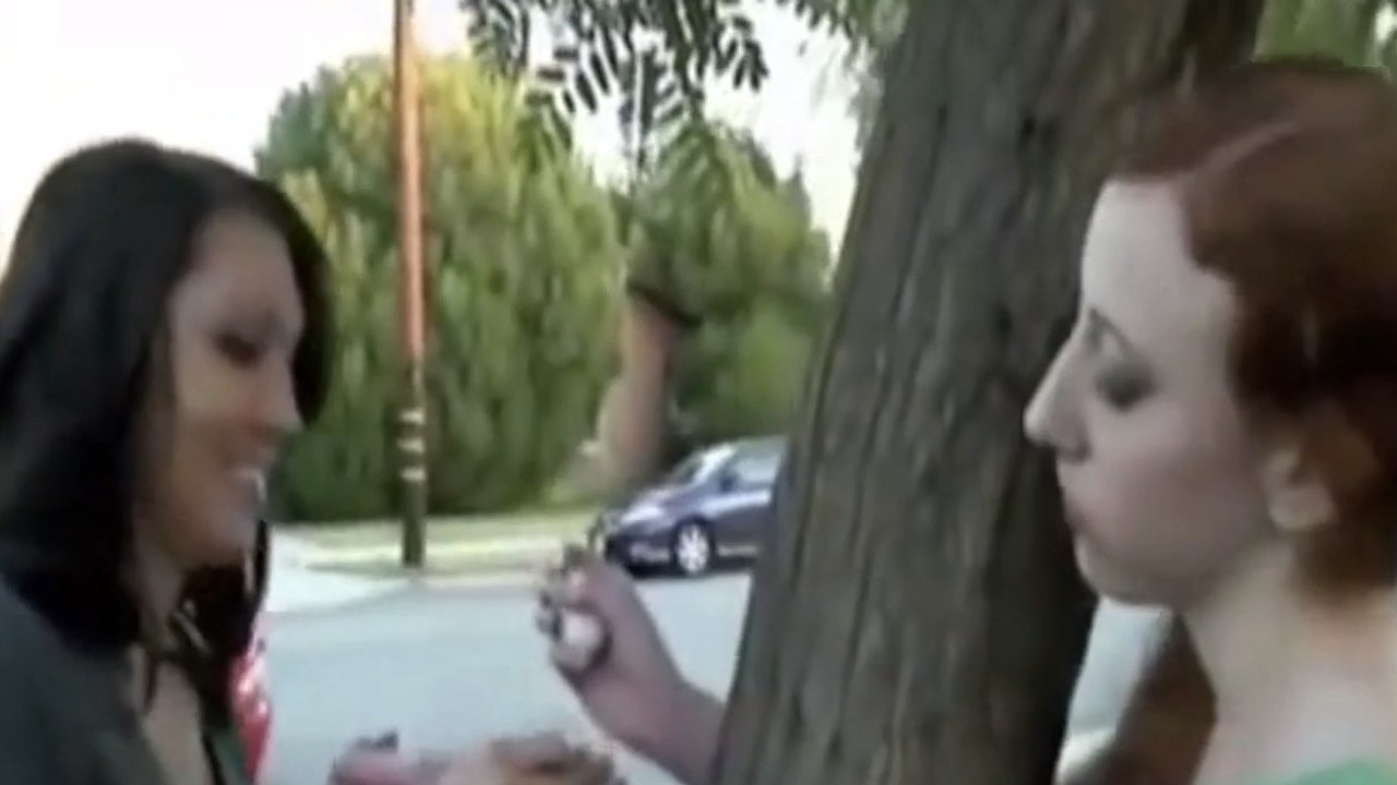 Cette jeune fille n'a pas apprécié la dernière blague de son amie. Elle a organisé une vengeance terrible