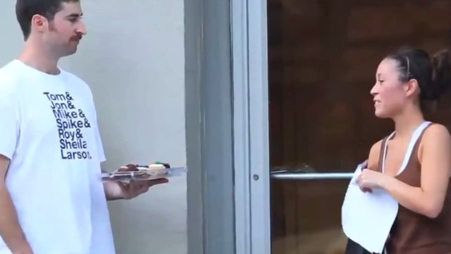 Il fait la pire blague du monde à la sortie d'une salle de gym. Une caméra cachée hilarante !