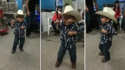 Ce garçon haut comme trois pommes possède un incroyable sens du rythme. Il va vous faire craquer