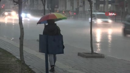 Antalya kent merkezine dolu yağdı rüzgara dayanamayan ağaç yola devrildi