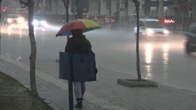 Antalya kent merkezine dolu yağdı rüzgara dayanamayan ağaç yola devrildi