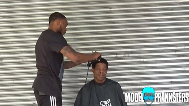 Ce coiffeur propose des coupes gratuites aux SDF. Une émouvante initiative